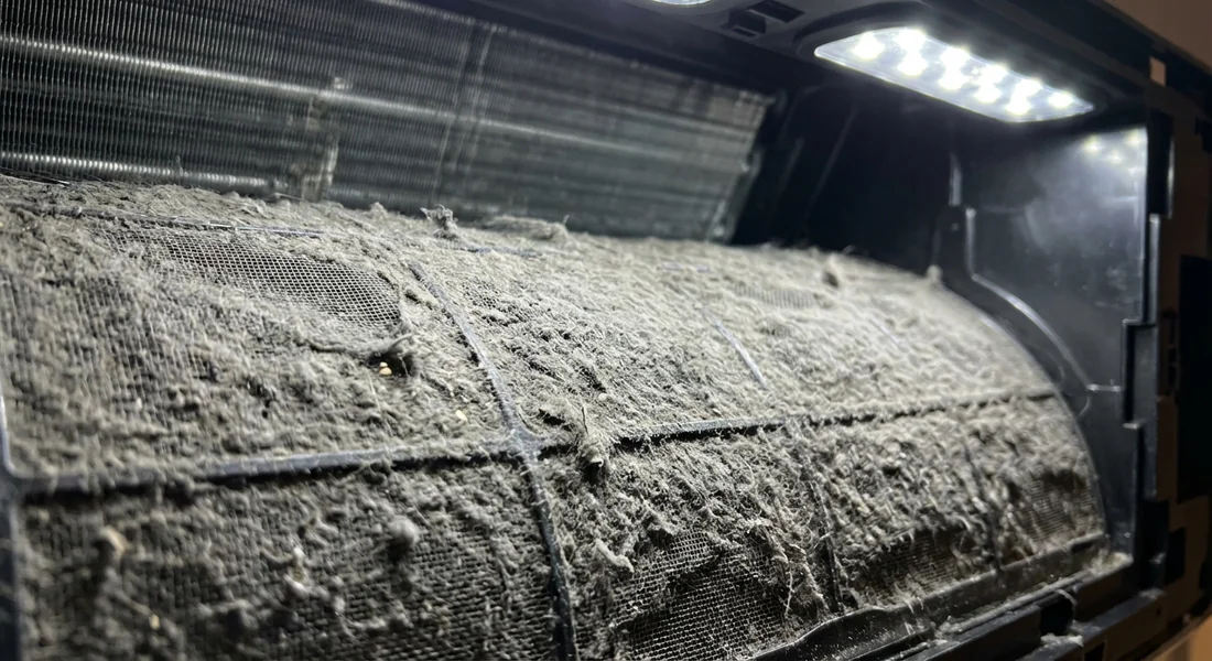 Filtre de climatisation Daikin encrassé de poussière provoquant des nuisances sonores.