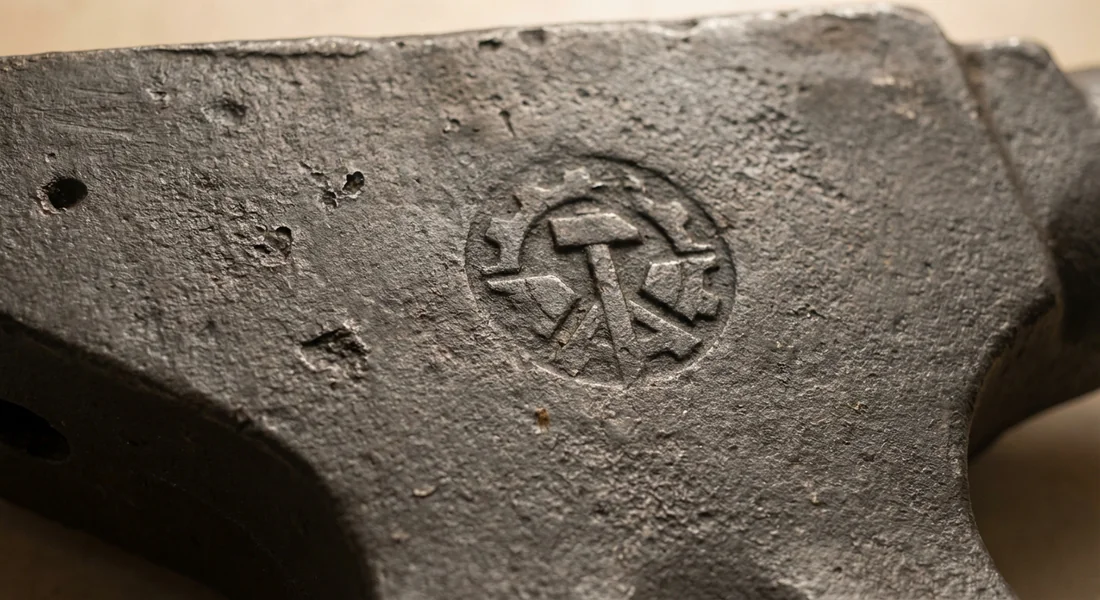 Gros plan sur la qualité de la fonte Invicta montrant la robustesse du matériau.