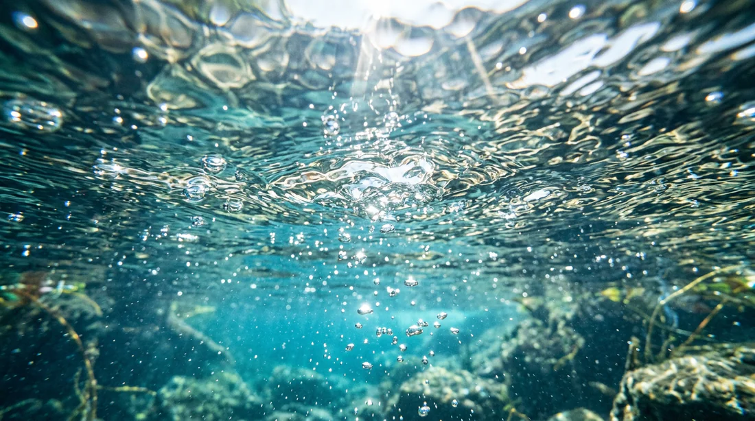 Vue macro de l'eau d'une piscine avec la lumière du soleil